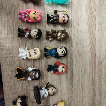 14 mini figurines