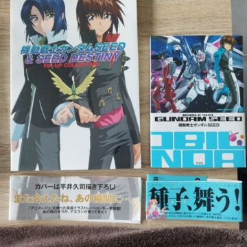 Vend 1 artbooks et 1 livre résumé de la série Gundam seed, seed destiny